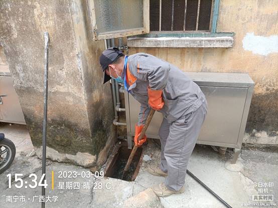 图片包含 建筑, 户外, 男人, 人描述已自动生成