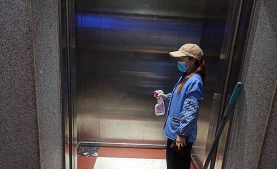 图片包含 游戏机, 男人, 站, 年轻描述已自动生成