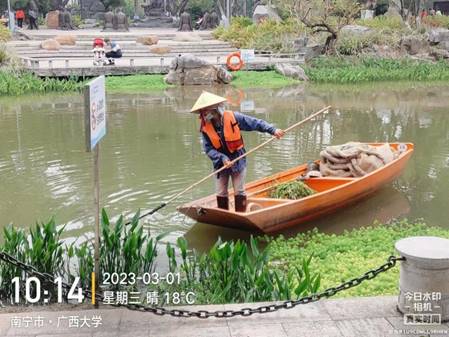 小船在水上描述已自动生成