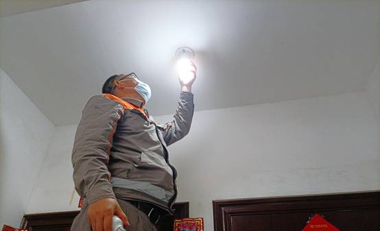 跳起来的人中度可信度描述已自动生成