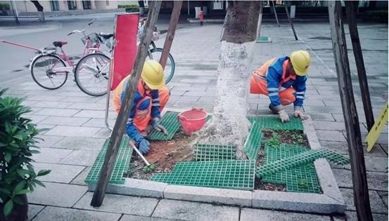 人站在围栏边的自行车中度可信度描述已自动生成