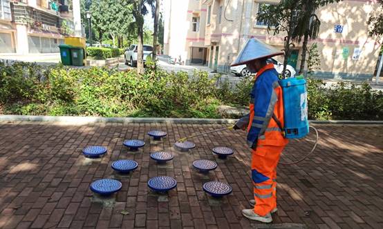 图片包含 户外, 建筑, 男人, 站描述已自动生成