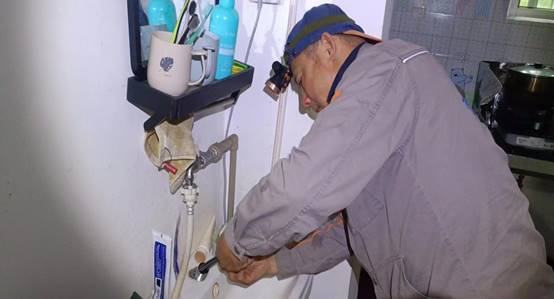 图片包含 室内, 人, 男人, 站描述已自动生成