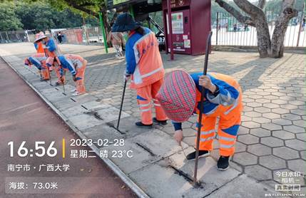 小孩们在街道上描述已自动生成