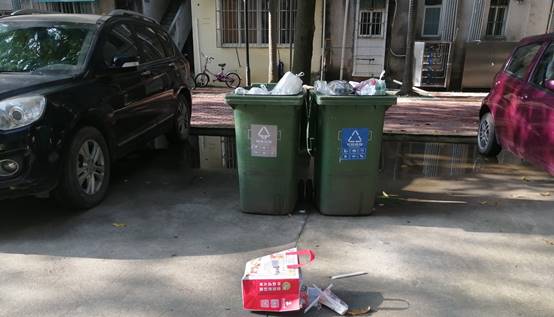 汽车停在路边描述已自动生成