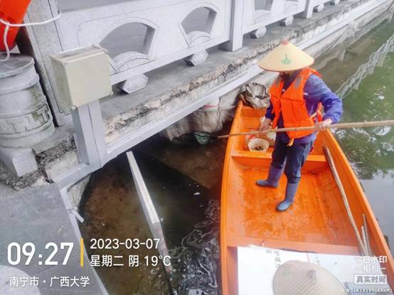 图片包含 橙子, 男人, 水, 女人描述已自动生成