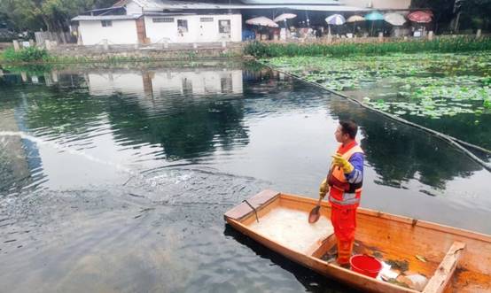 水中的小船上的人描述已自动生成