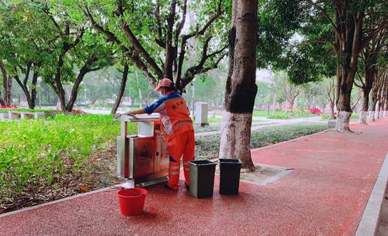 消防栓在树林里中度可信度描述已自动生成